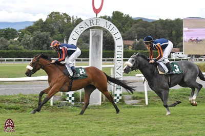 Nella Maiden dei 2 anni Wangari con Mario Sanna prevale su Lethal Spirit a Firenze.