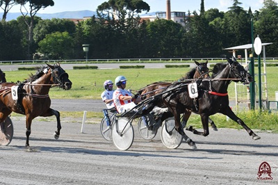 Nell'Ourasi il 3 anni Giglio con Greppi rintuzza in 1.14.2 Golden Guia al Visarno.